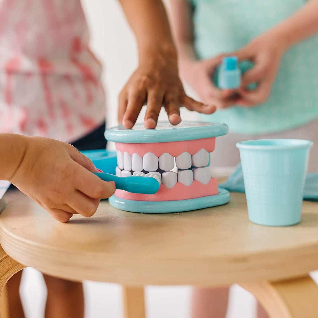 Melissa & Doug Super Smile Kit de dentista con juego de simulación de dientes y accesorios dentales 25 Piezas 8611