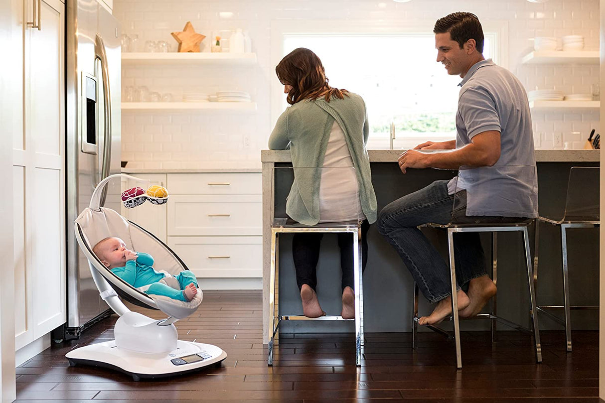 4moms mamaRoo 4 Columpio multimovimiento para bebé + cierre de correa de seguridad, columpio Bluetooth para bebé con 5 movimientos únicos, tela de nailon, gris 2001319SF