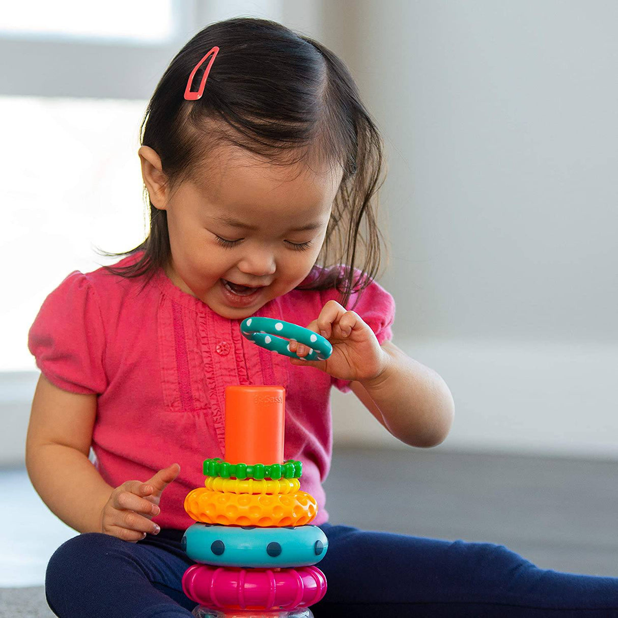 Sassy Stacks of Circles Stacking Ring STEM Juguete de aprendizaje, a partir de 6 meses, multicolor, juego de 9 piezas