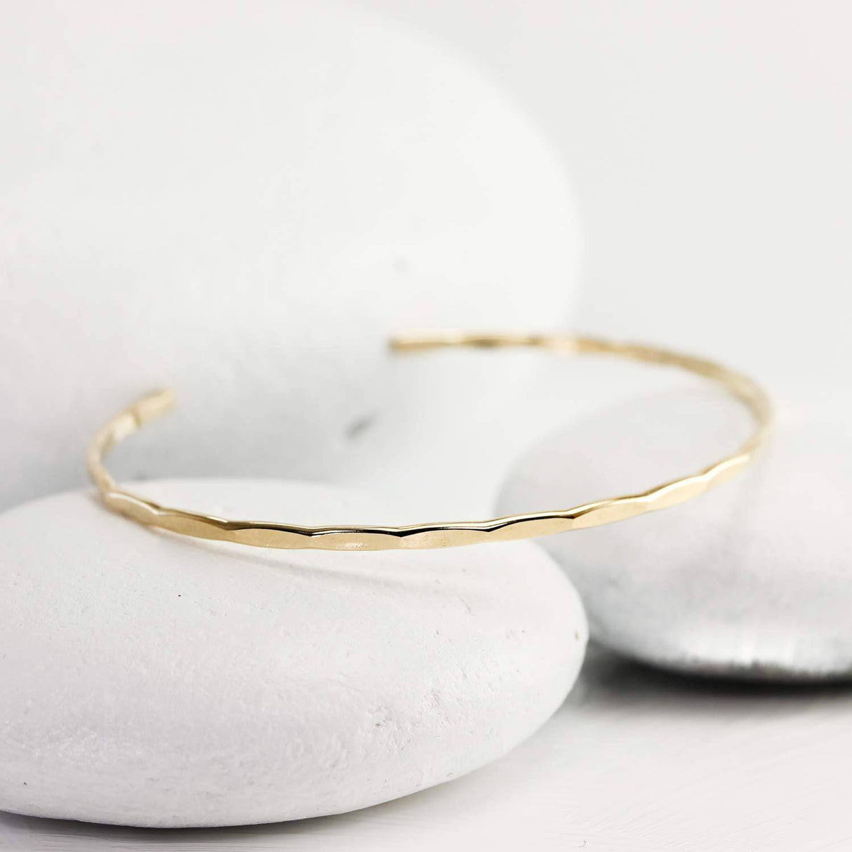 LOTUS STONE Brazalete martillado fino con relleno de oro de 14 quilates; Delicada pulsera apilable hecha a mano para mujer de Lotus Stone Design (pequeña, dorada) - DIGVICE MX