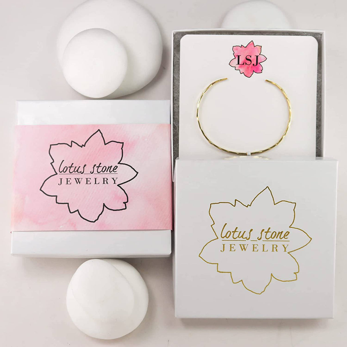 LOTUS STONE Brazalete martillado fino con relleno de oro de 14 quilates; Delicada pulsera apilable hecha a mano para mujer de Lotus Stone Design (pequeña, dorada) - DIGVICE MX