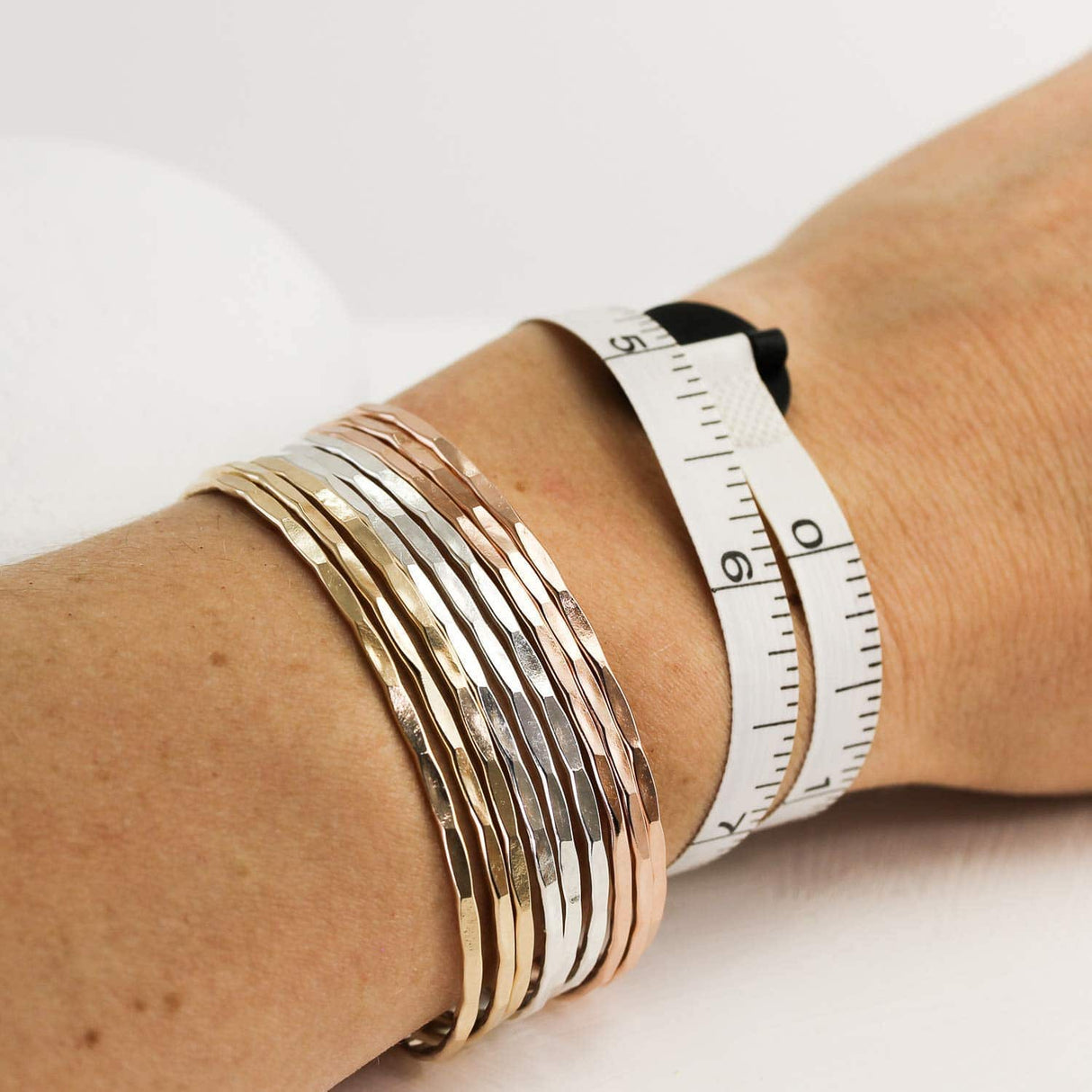 LOTUS STONE Brazalete martillado fino con relleno de oro de 14 quilates; Delicada pulsera apilable hecha a mano para mujer de Lotus Stone Design (pequeña, dorada) - DIGVICE MX