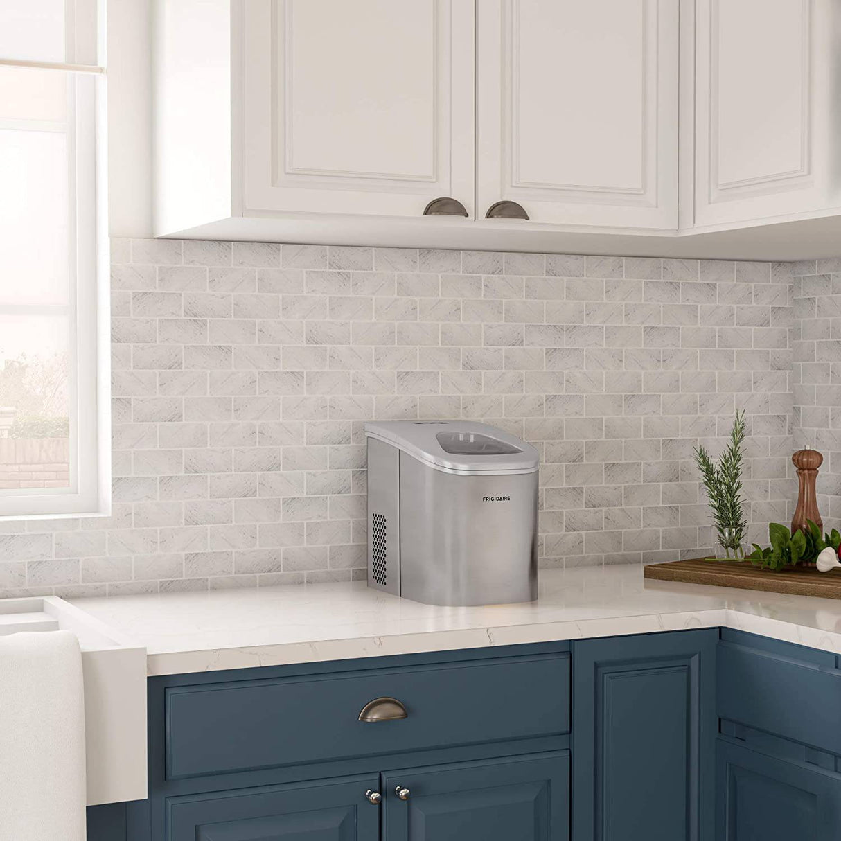 Frigidaire EFIC117-SS Máquina para hacer hielo de 26 libras, 26 libras por día, plateada - DIGVICE MX