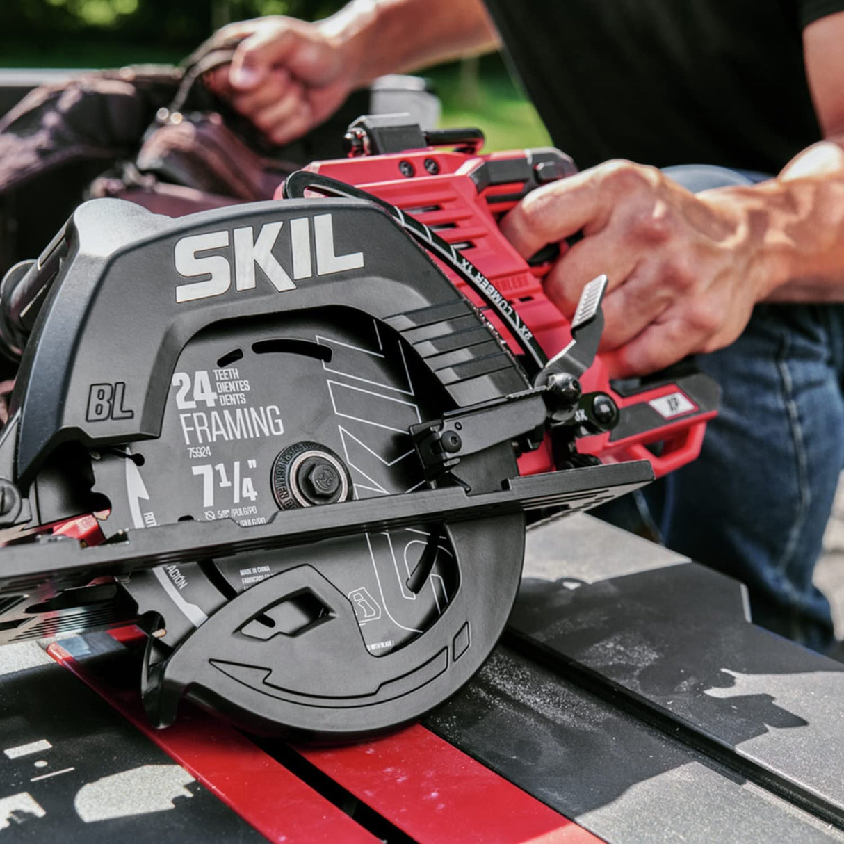 SKIL 2x20V PWR CORE 20 XP Kit de sierra circular con mango trasero sin escobillas de 7-1/4" Incluye dos baterías de 5.0Ah y cargador de dos puertos Auto PWR JUMP-CR5429B-20, rojo - DIGVICE MX