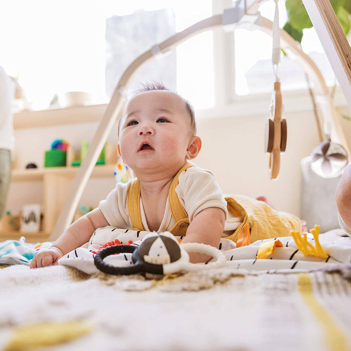 The Play Gym de Lovevery | Alfombra de juego y gimnasio de actividad de desarrollo basada en etapas para bebés y niños pequeños - DIGVICE MX