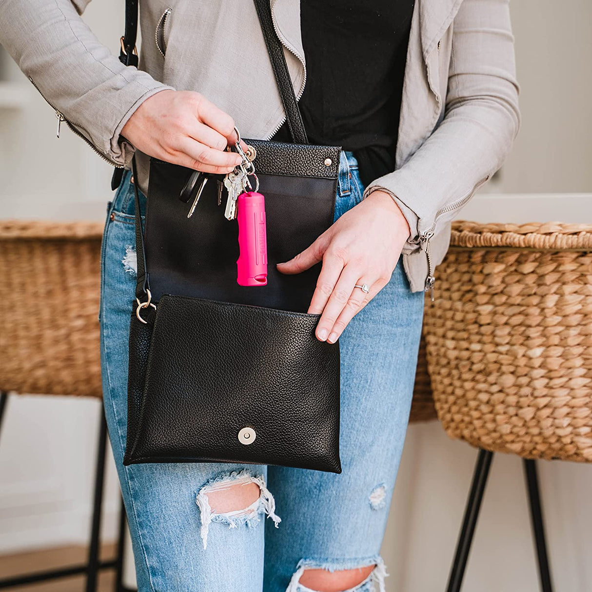 Gel de pimienta SABRE con tapa abatible, spray OC de máxima resistencia, clip a presión para un fácil transporte y acceso rápido, empuñadura para los dedos para una puntería más precisa y rápida, 25 ráfagas, tinte de marcado UV, seguridad fácil de usar