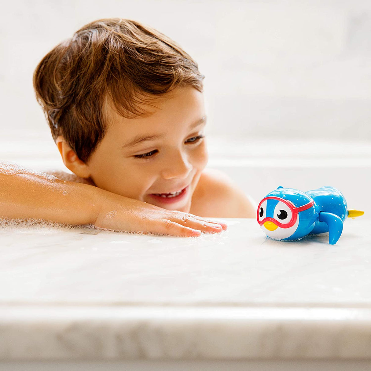 Munchkin Wind Up Swimming Penguin Juguete de baño para bebés y niños pequeños, azul - 15845