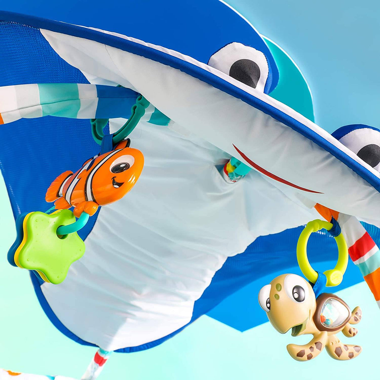Bright Starts Disney Baby Finding Nemo Mr. Ray Ocean Luces y música Gimnasio, edades recién nacido + - DIGVICE MX
