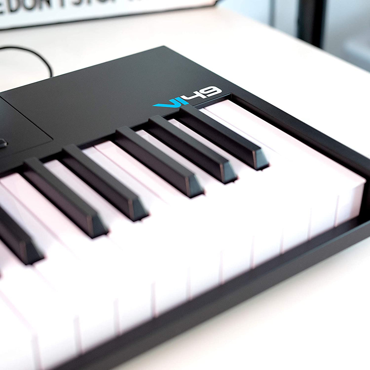 Alesis VI49 - Controlador de teclado MIDI USB de 49 teclas con 16 pads de batería, 12 perillas asignables, 36 botones y salida MIDI de 5 pines, software de producción incluido