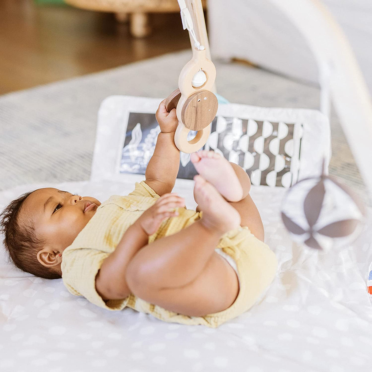 The Play Gym de Lovevery | Alfombra de juego y gimnasio de actividad de desarrollo basada en etapas para bebés y niños pequeños - DIGVICE MX