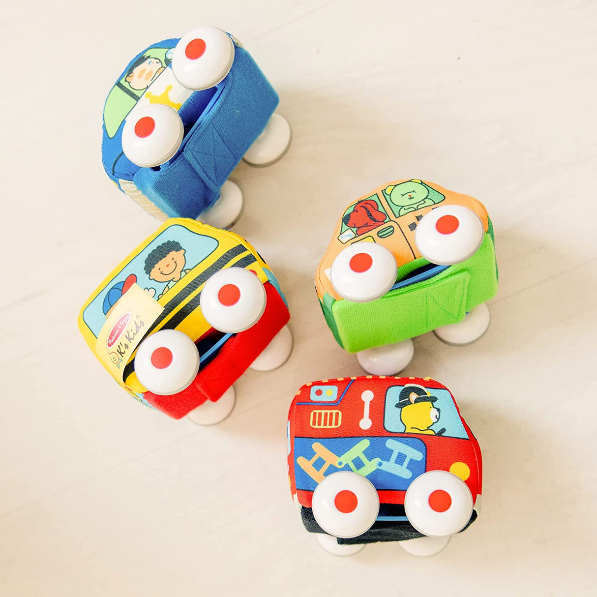 Melissa & Doug K's Kids Pull-Back Vehicle Set - Juego de juguetes suaves para bebés con 4 autos y camiones y estuche de transporte - 9168