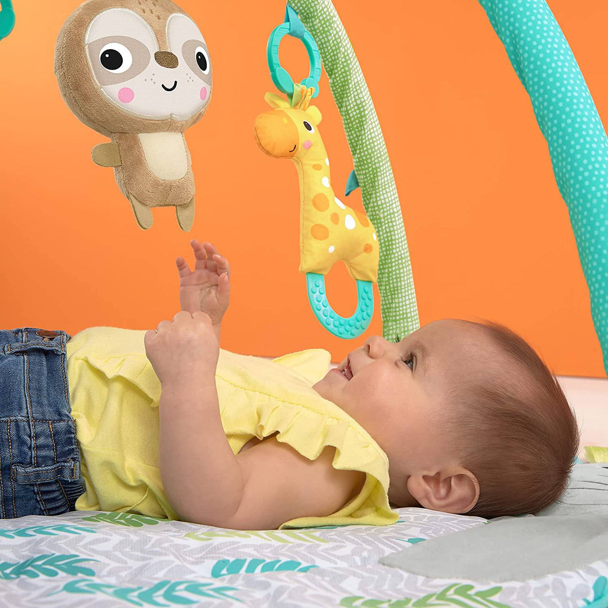 Bright Starts Hug 'N Cuddle Activity Gym & Playmat con juguetes para llevar - DIGVICE MX