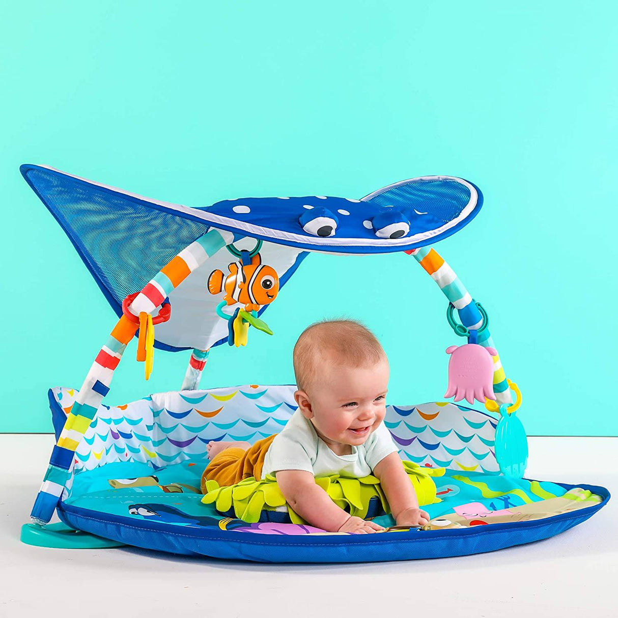 Bright Starts Disney Baby Finding Nemo Mr. Ray Ocean Luces y música Gimnasio, edades recién nacido + - DIGVICE MX