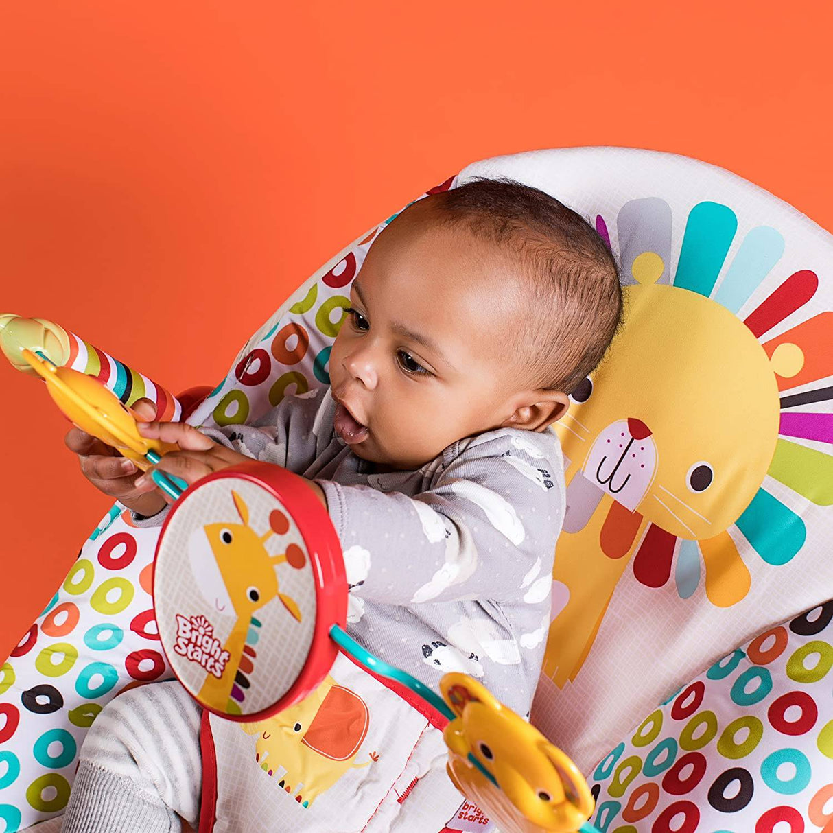 Bright Starts Playful Pinwheels Portable Baby Bouncer con asiento vibratorio para bebés y barra de juguetes, 19.8x13.1x3.4 pulgadas, edad 0-6 meses - DIGVICE MX