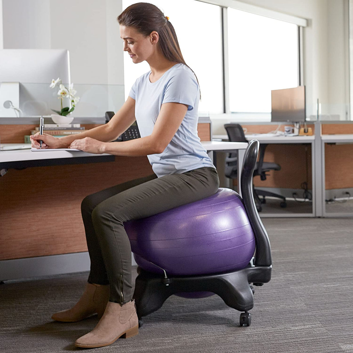 Gaiam Classic Balance Ball Chair - Silla ergonómica premium para el hogar y la oficina con bomba de aire, guía de ejercicios