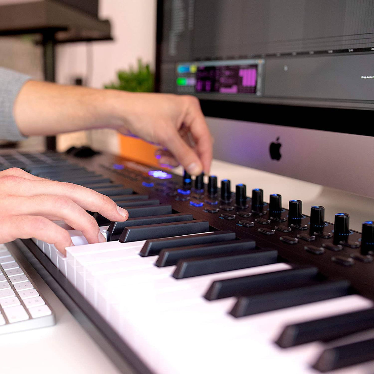 Alesis VI49 - Controlador de teclado MIDI USB de 49 teclas con 16 pads de batería, 12 perillas asignables, 36 botones y salida MIDI de 5 pines, software de producción incluido