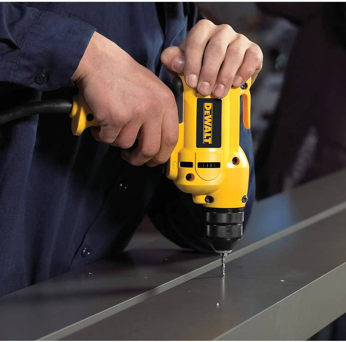 Taladro DeWalt DWD115K, 8 amperios, 3/8-pulgadas, VSR, mango en el medio, kit con portabrocas sin llave - DIGVICE MX