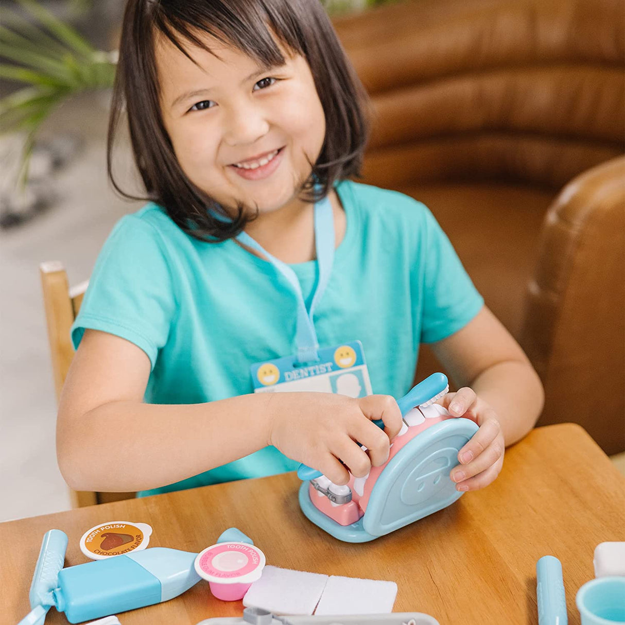 Melissa & Doug Super Smile Kit de dentista con juego de simulación de dientes y accesorios dentales 25 Piezas 8611