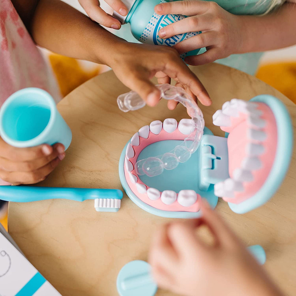 Melissa & Doug Super Smile Kit de dentista con juego de simulación de dientes y accesorios dentales 25 Piezas 8611