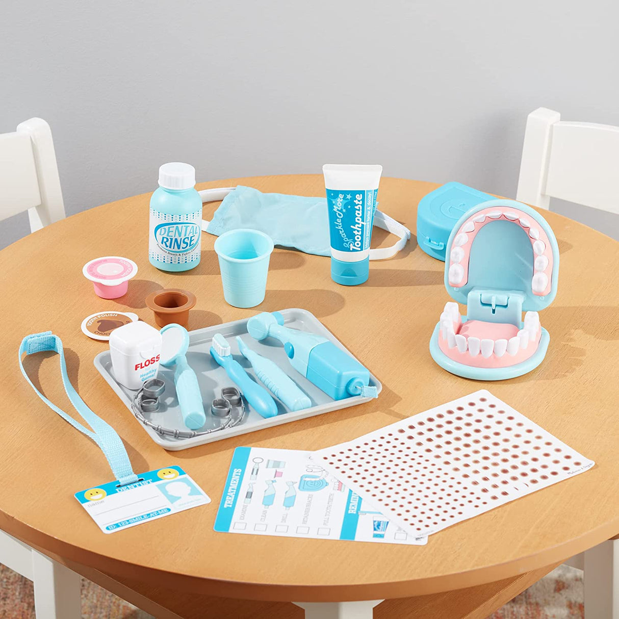 Melissa & Doug Super Smile Kit de dentista con juego de simulación de dientes y accesorios dentales 25 Piezas 8611