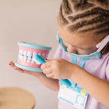 Melissa & Doug Super Smile Kit de dentista con juego de simulación de dientes y accesorios dentales 25 Piezas 8611