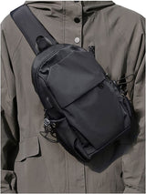 SEAFEW - Mochila pequeña negra con bandolera para hombres y mujeres, mochila ligera con una correa, puerto de carga USB, nailon