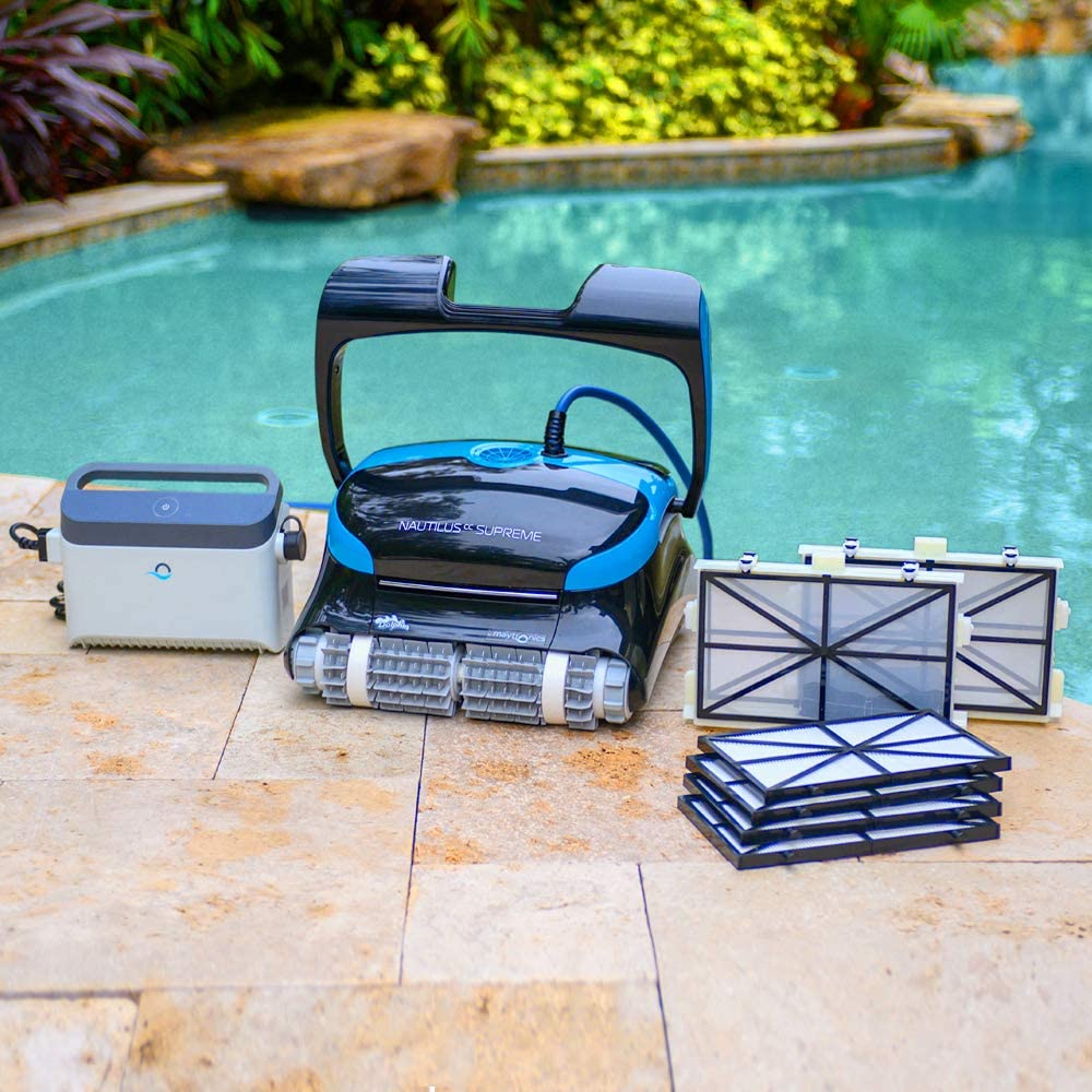 Limpiador robótico para piscinas Dolphin Nautilus CC Supreme operado por Wi-Fi