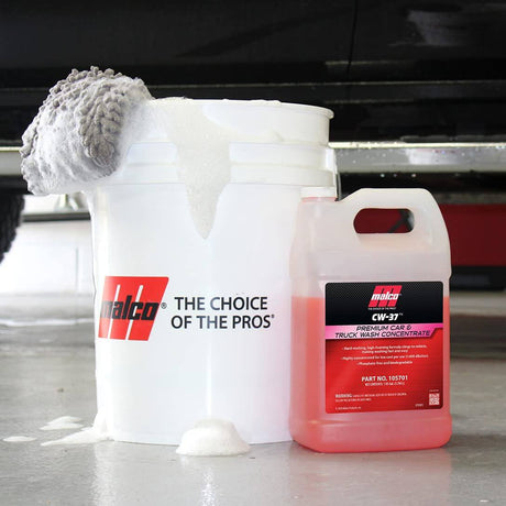 Malco CW-37 Concentrado de lavado de autos premium - Jabón de lavado de autos y camiones de alta espuma / Elimina la película de carretera, la sal, el polvo y la suciedad de su vehículo / 1 galón (105701)