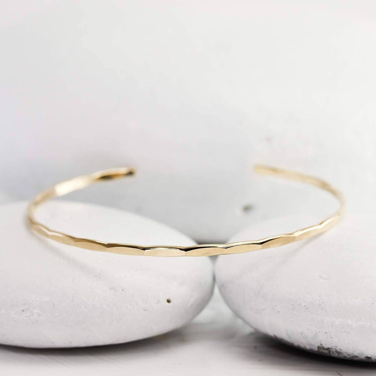 LOTUS STONE Brazalete martillado fino con relleno de oro de 14 quilates; Delicada pulsera apilable hecha a mano para mujer de Lotus Stone Design (pequeña, dorada) - DIGVICE MX