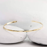 LOTUS STONE Brazalete martillado fino con relleno de oro de 14 quilates; Delicada pulsera apilable hecha a mano para mujer de Lotus Stone Design (pequeña, dorada) - DIGVICE MX