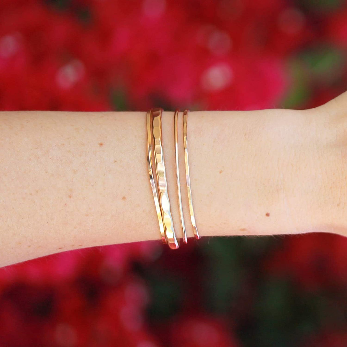 LOTUS STONE Brazalete martillado fino con relleno de oro de 14 quilates; Delicada pulsera apilable hecha a mano para mujer de Lotus Stone Design (pequeña, dorada) - DIGVICE MX