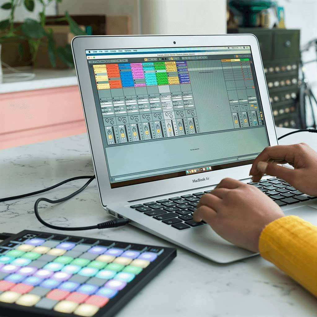 Novation Launchpad Mini [MK3] — Controlador MIDI portátil de 64 pads, controlador de rejilla USB para actuaciones de Ableton Live y Logic Pro