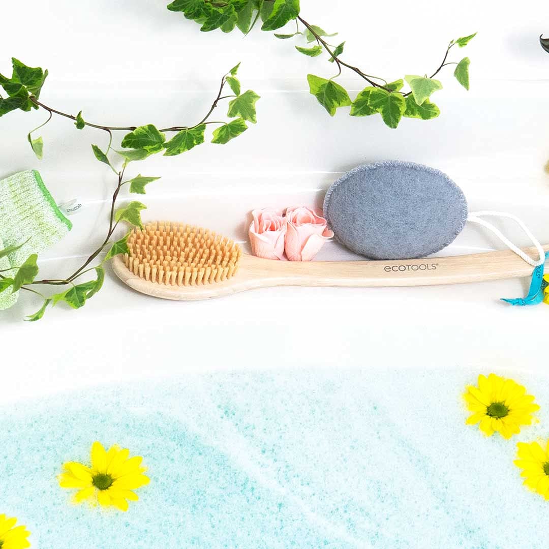 EcoTools Cepillo de baño de cerdas suaves, cepillo de ducha de mango largo, exfoliante suave para la espalda y el cuerpo