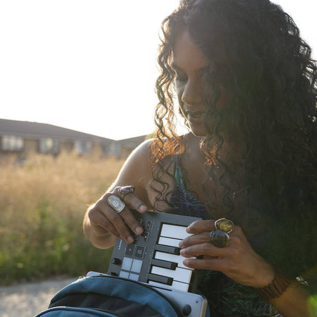 Novation Launchkey Mini [MK3]: controlador de teclado MIDI portátil de 25 teclas, USB, con integración DAW. Modo de acordes, modo de escala y arpegiador: para producción musical