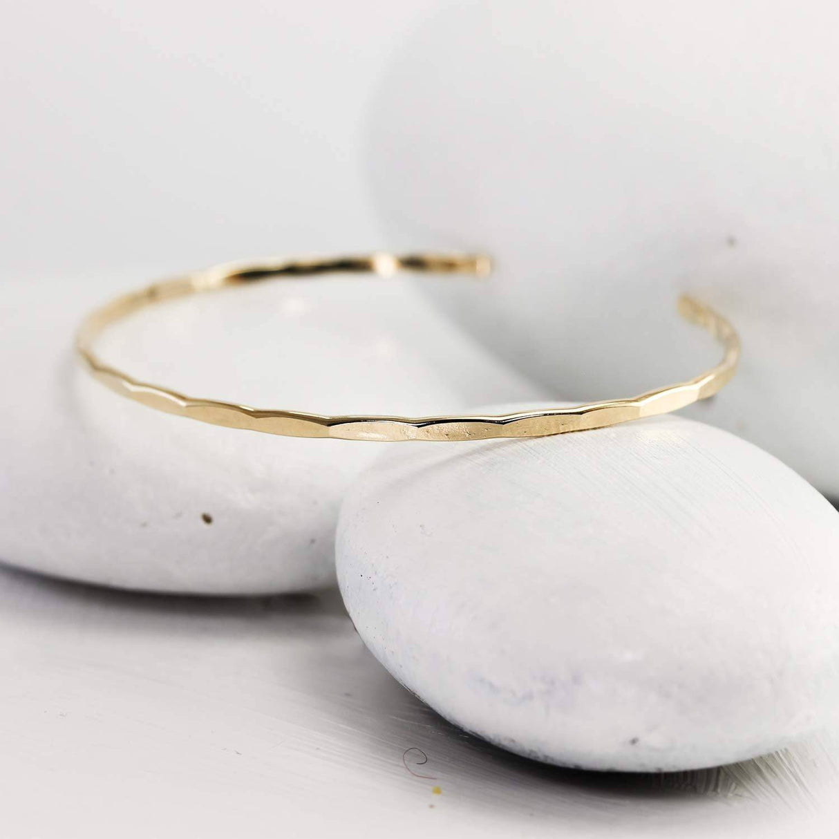 LOTUS STONE Brazalete martillado fino con relleno de oro de 14 quilates; Delicada pulsera apilable hecha a mano para mujer de Lotus Stone Design (pequeña, dorada) - DIGVICE MX
