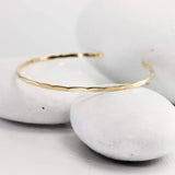 LOTUS STONE Brazalete martillado fino con relleno de oro de 14 quilates; Delicada pulsera apilable hecha a mano para mujer de Lotus Stone Design (pequeña, dorada) - DIGVICE MX