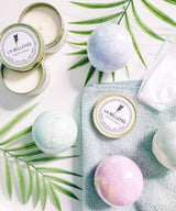 LA BELLEFÉE - Juego de velas aromáticas de bombas de baño, bombas de baño relajantes de aceite esencial hechas a mano, gaseosas para hidratar la piel seca (4 bombas de baño + 2 velas)