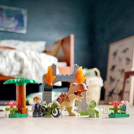 LEGO DUPLO Jurassic World T. rex y Triceratops Dinosaur Breakout 10939  (36 piezas)