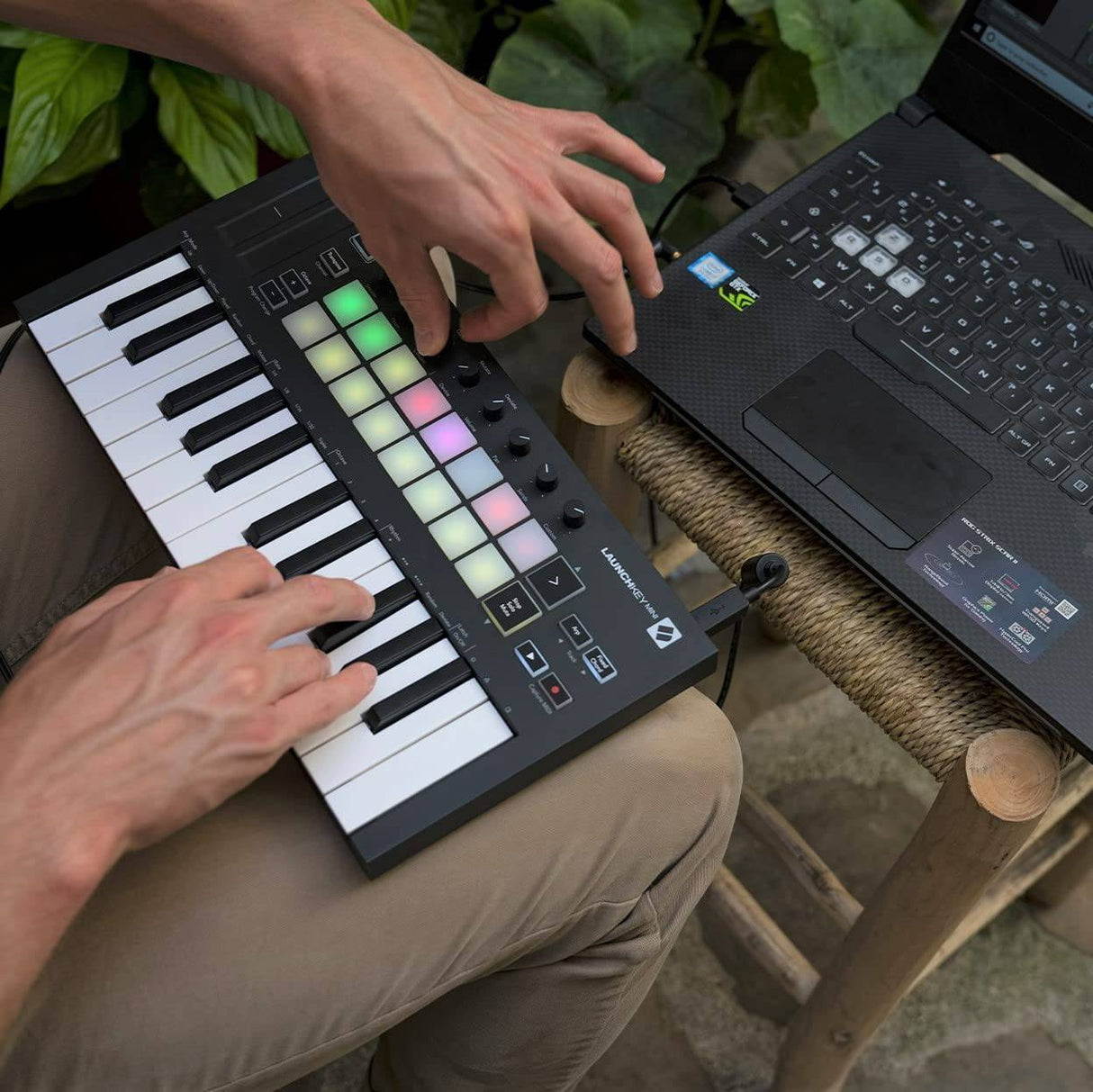 Novation Launchkey Mini [MK3]: controlador de teclado MIDI portátil de 25 teclas, USB, con integración DAW. Modo de acordes, modo de escala y arpegiador: para producción musical