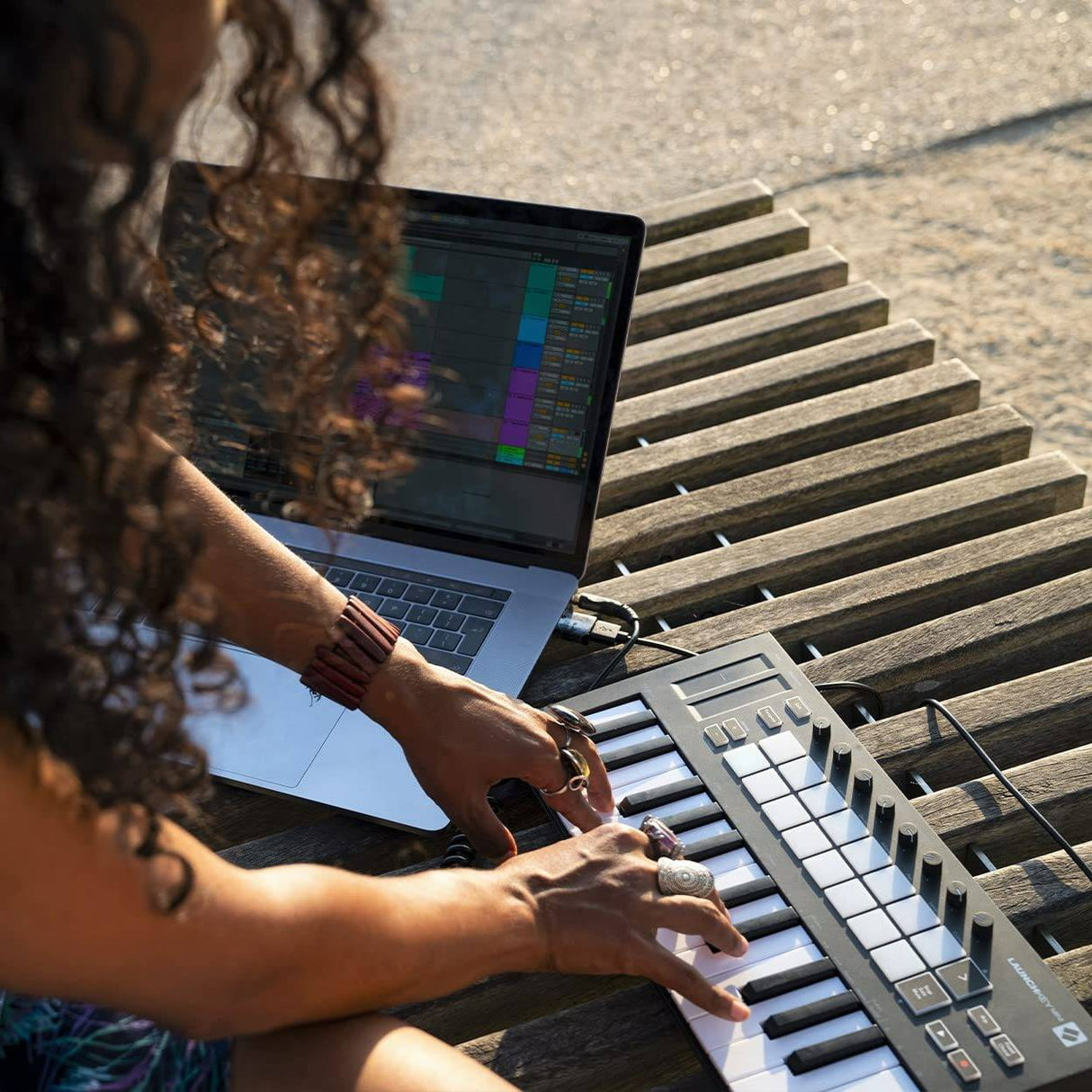 Novation Launchkey Mini [MK3]: controlador de teclado MIDI portátil de 25 teclas, USB, con integración DAW. Modo de acordes, modo de escala y arpegiador: para producción musical