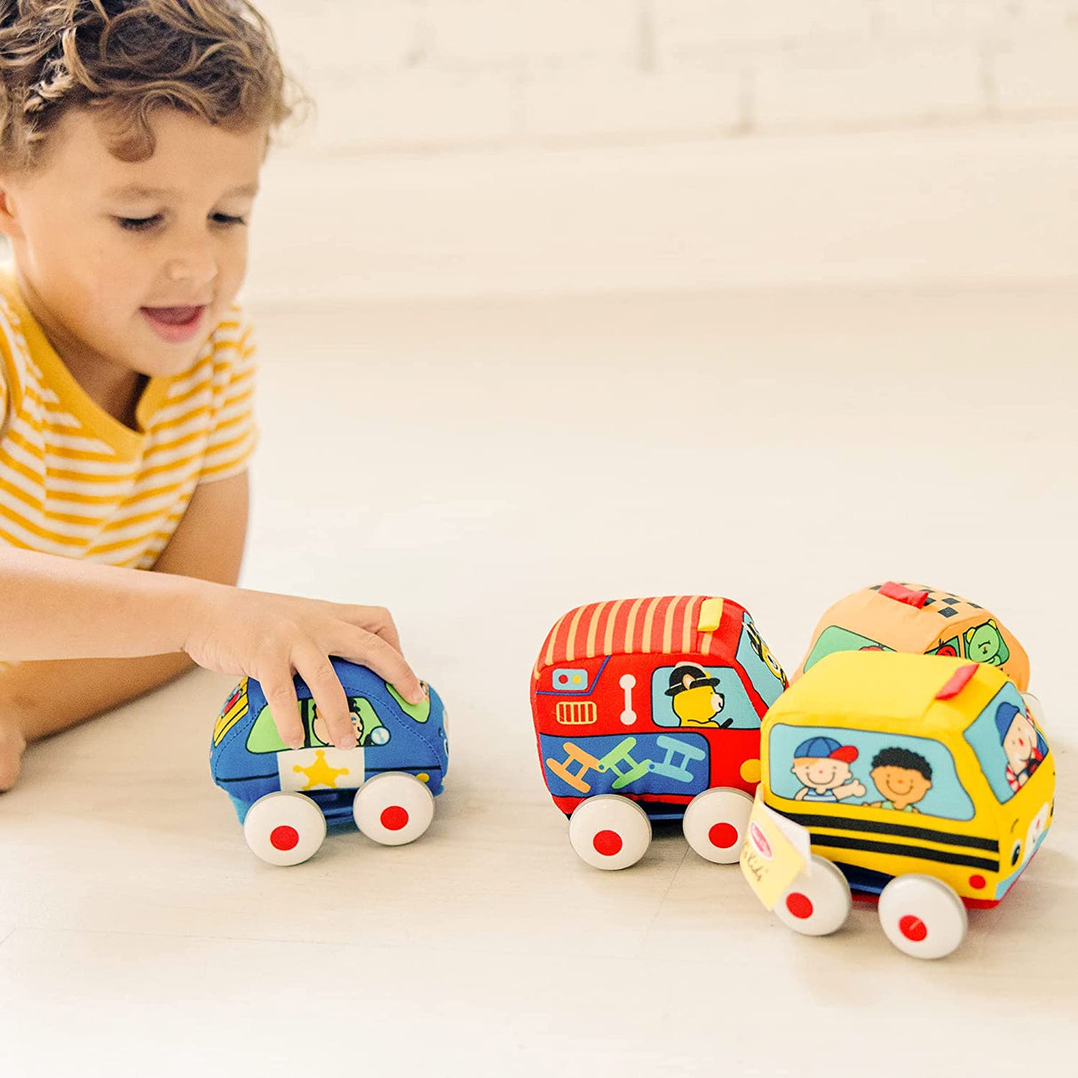 Melissa & Doug K's Kids Pull-Back Vehicle Set - Juego de juguetes suaves para bebés con 4 autos y camiones y estuche de transporte - 9168
