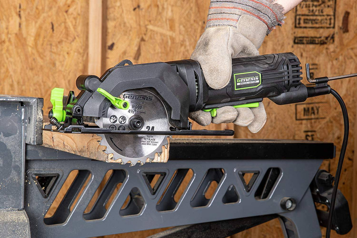 Sierra circular compacta Genesis GCS445SE de 4.0 A y 4-1/2" con hoja con punta de carburo de 24 dientes, guía de corte al hilo, adaptador de vacío y llave para hoja - DIGVICE MX