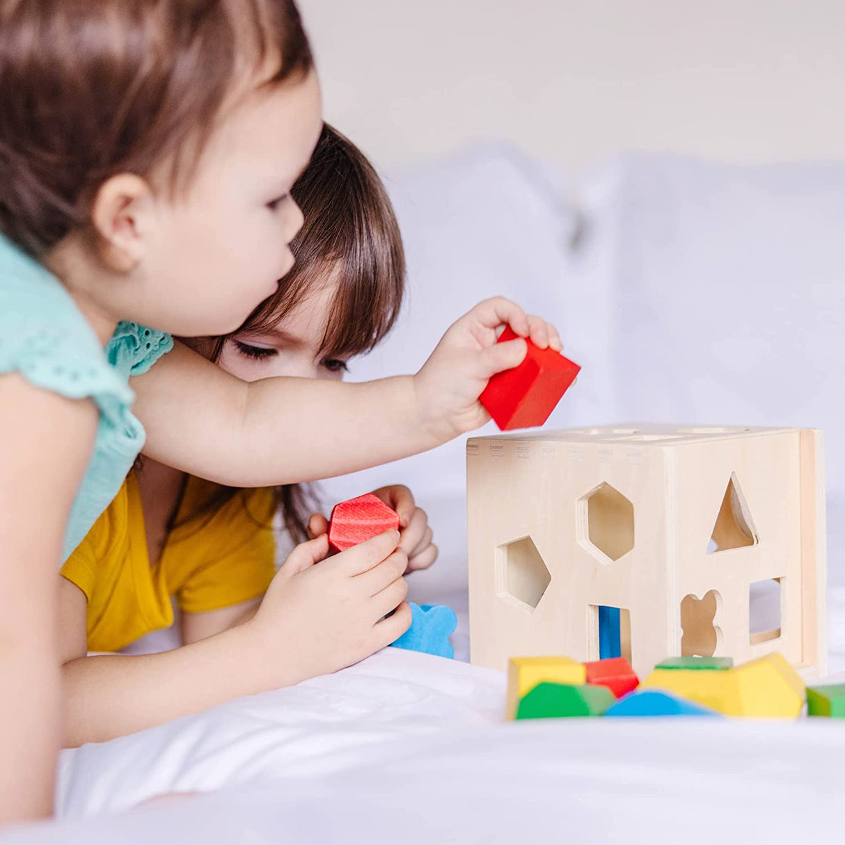 Cubo clasificador de formas Melissa & Doug - Juguete clásico de madera con 12 formas - Juguetes clasificadores de formas para niños - 575