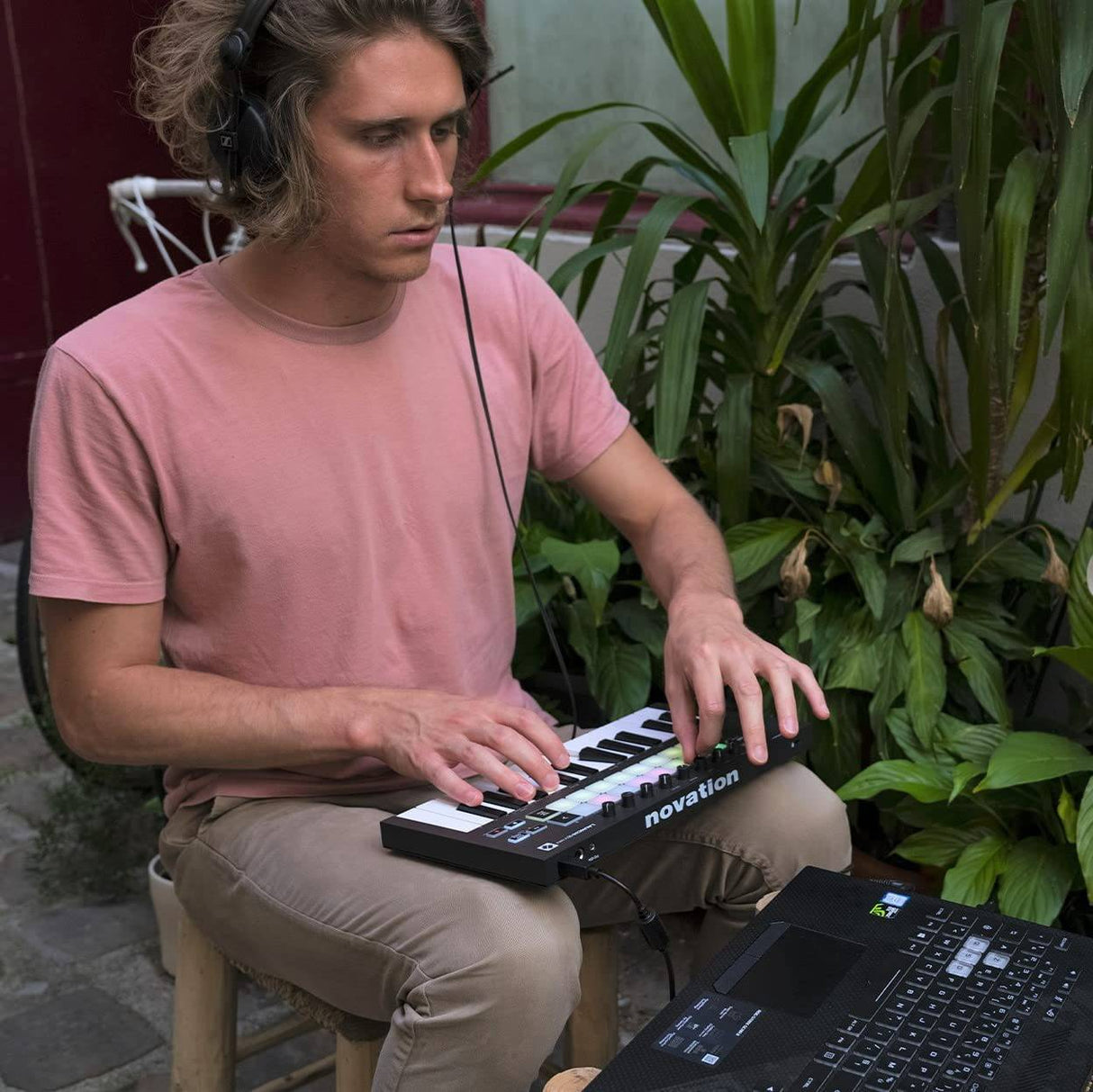 Novation Launchkey Mini [MK3]: controlador de teclado MIDI portátil de 25 teclas, USB, con integración DAW. Modo de acordes, modo de escala y arpegiador: para producción musical