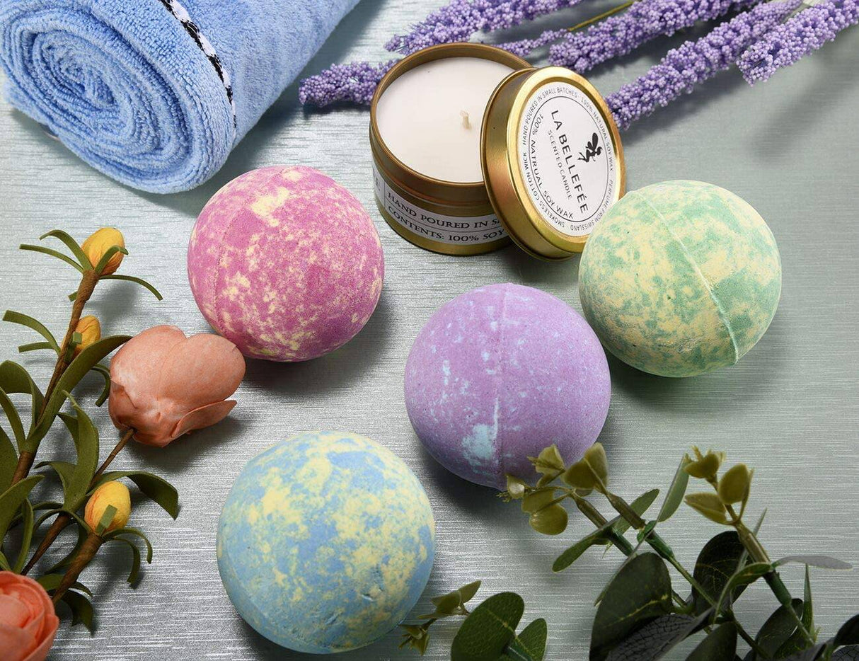 LA BELLEFÉE - Juego de velas aromáticas de bombas de baño, bombas de baño relajantes de aceite esencial hechas a mano, gaseosas para hidratar la piel seca (4 bombas de baño + 2 velas)