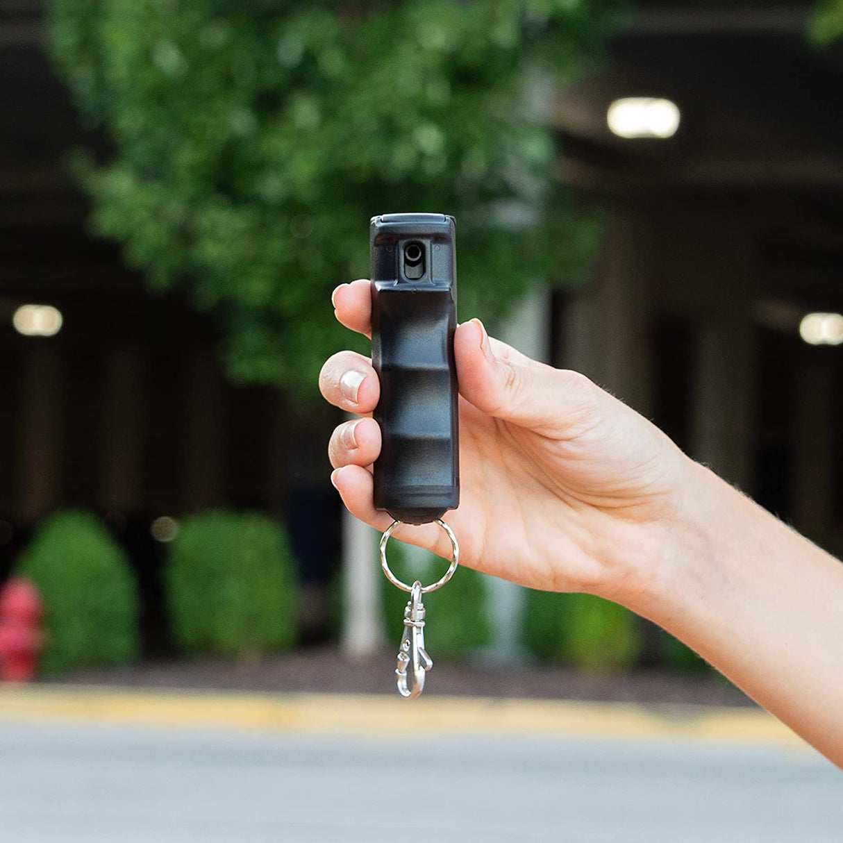 Gel de pimienta SABRE con tapa abatible, spray OC de máxima resistencia, clip a presión para un fácil transporte y acceso rápido, empuñadura para los dedos para una puntería más precisa y rápida, 25 ráfagas, tinte de marcado UV, seguridad fácil de usar