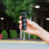 Gel de pimienta SABRE con tapa abatible, spray OC de máxima resistencia, clip a presión para un fácil transporte y acceso rápido, empuñadura para los dedos para una puntería más precisa y rápida, 25 ráfagas, tinte de marcado UV, seguridad fácil de usar