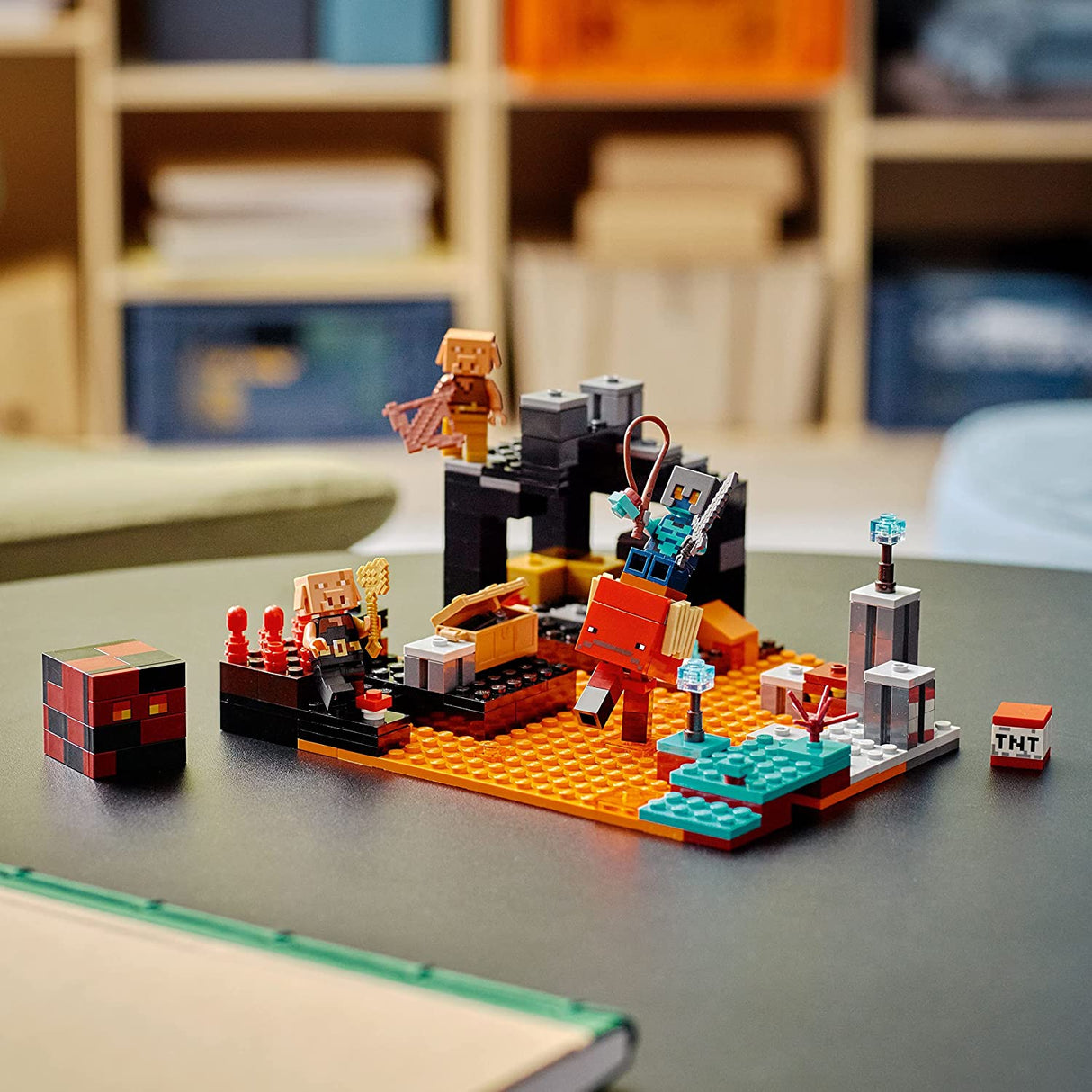 LEGO Minecraft The Nether Bastion 21185 Juego de juguetes de construcción para niños, niños y niñas a partir de 8 años; Incluye 2 zombis y un cazador de zombis; Regalo divertido para juegos (300 piezas), multicolor