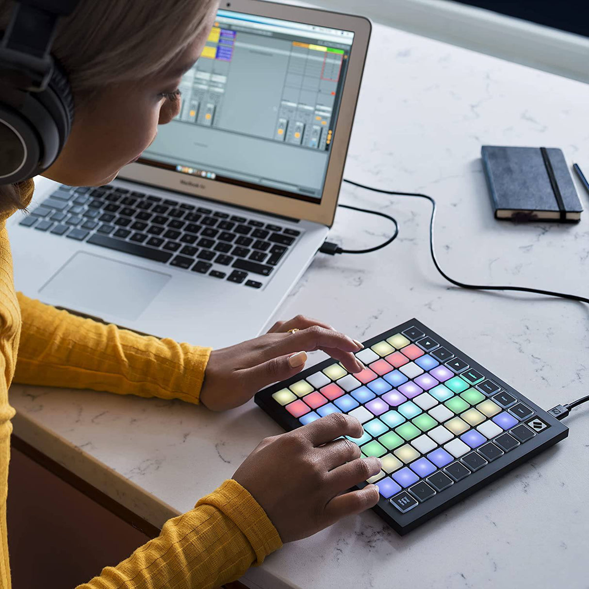 Novation Launchpad Mini [MK3] — Controlador MIDI portátil de 64 pads, controlador de rejilla USB para actuaciones de Ableton Live y Logic Pro