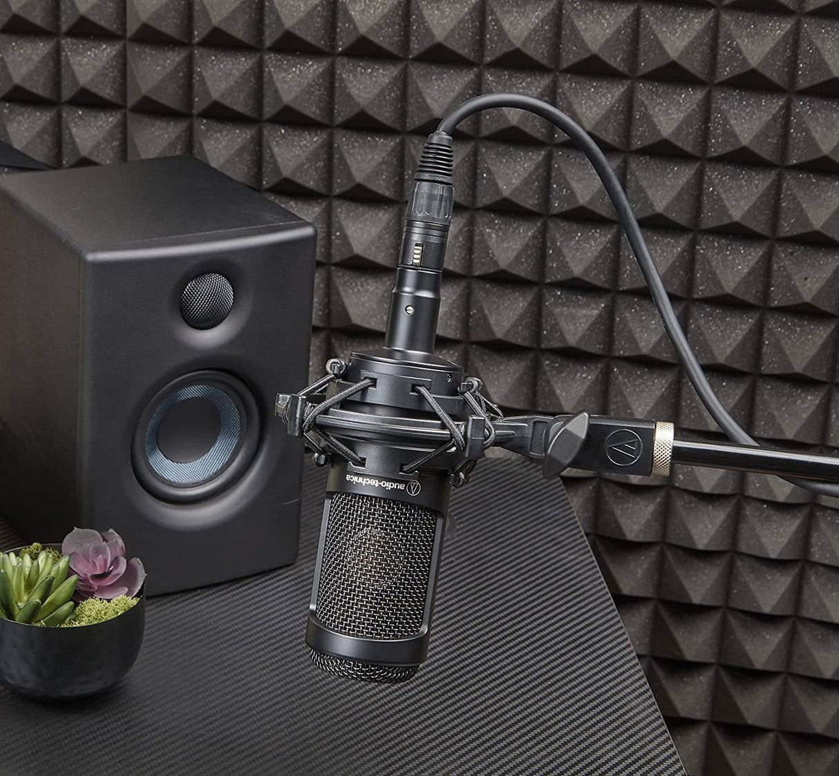 Audio-Technica AT2035 Micrófono de condensador cardioide, perfecto para estudio, podcasting y transmisión, salida XLR, incluye soporte de choque personalizado